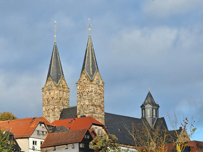 Dom zu Fritzlar vom Alten Hof aus betrachtet. Die Herbstsonne macht fast jeden einzelnen Stein der Türme sichtbar...